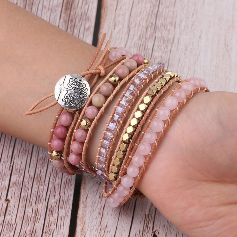 Handgefertigtes Rosenquarz Damen Armband mit goldenen Perlen, idealer Schmuck für Herzchakra, Liebe und Harmonie.