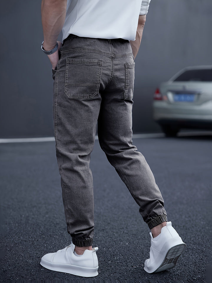 Trendige Herren Cargohose Tapered Fit; praktische Taschen und elastischer Bund für urbanen Look.