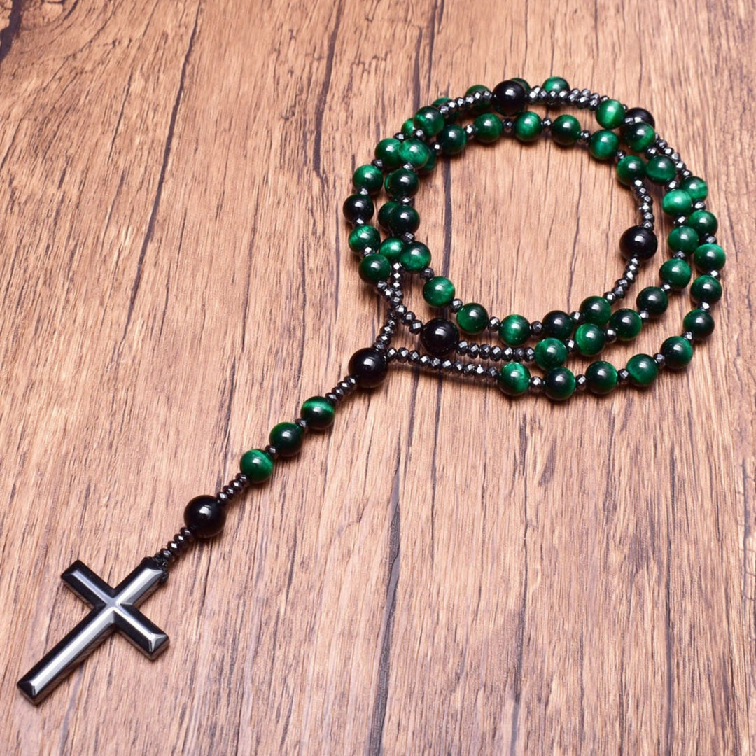 Herrenschmuck-Highlight: Spirituelle Kreuz-Rosenkranz-Halskette mit bunten Edelsteinen.