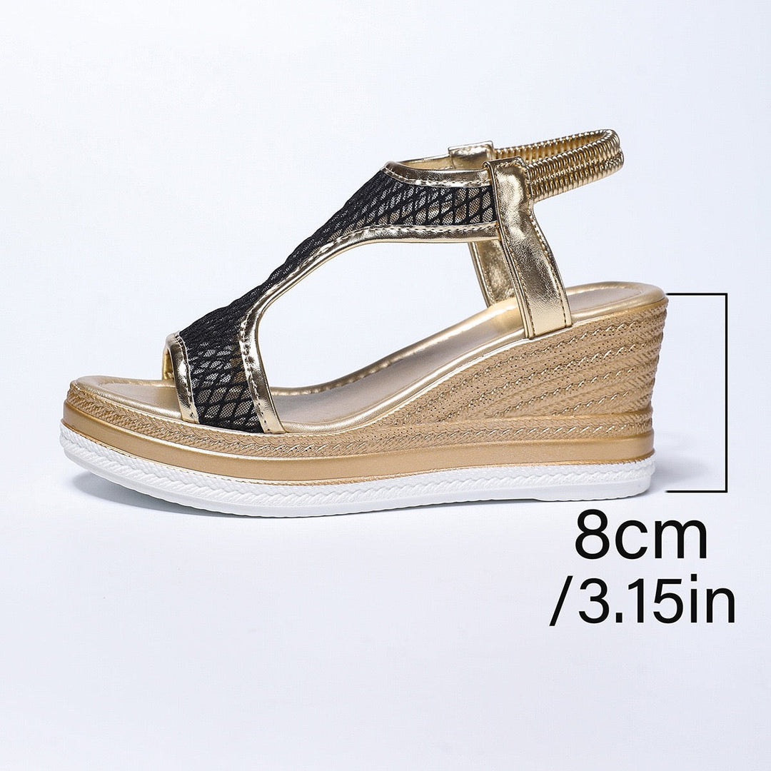Moderne beige Damen Keilsandalen, ergonomisch und sehr bequem für den täglichen Gebrauch.