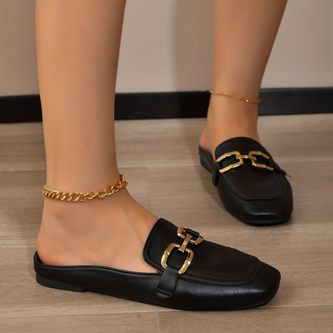 Damen Pantoletten Leonora in Schwarz, bequemes Slip-on Design, eckige Spitze, flache Sohle für Sommer & Alltag.