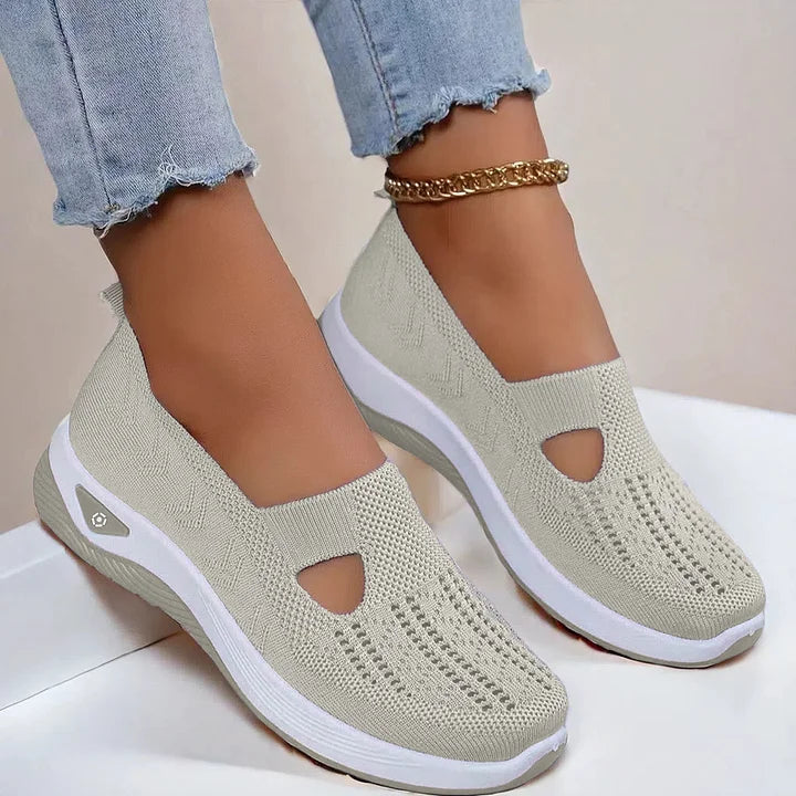 Rutschfeste Sohle der Damen Slip-On Sneaker für sicheren Halt im Alltag und bei Freizeitaktivitäten.