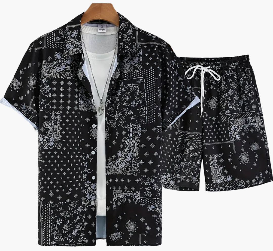 Leichtes Herren Sommer Freizeit Set mit Bandana-Print, Kurzarmhemd & Shorts, perfekt für Strand & Freizeit.