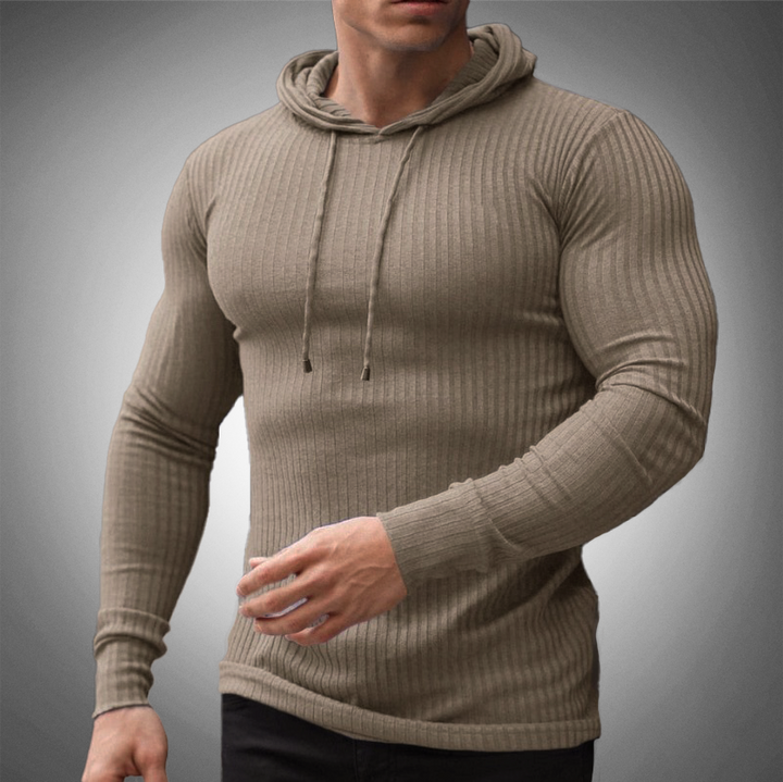Junger Mann trägt grauen Slim-Fit Kapuzenpullover, perfekt für den Winter. Bequemer Hoodie, moderne Herrenmode für Alltag.