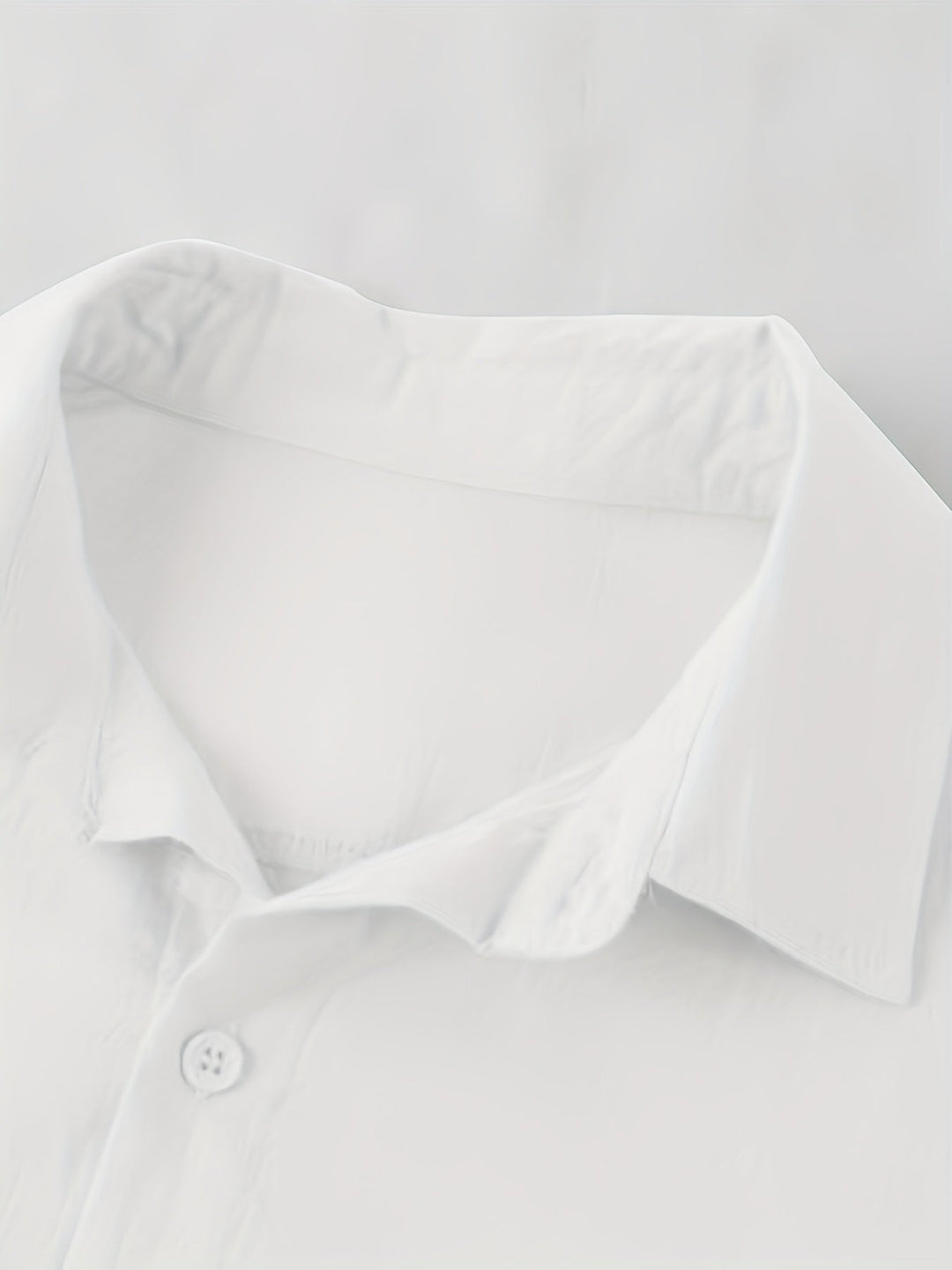 Modernes Herren Kurzarmhemd, leichtes Gewebe, lässiger Look, ideal für Sommer & Freizeit.