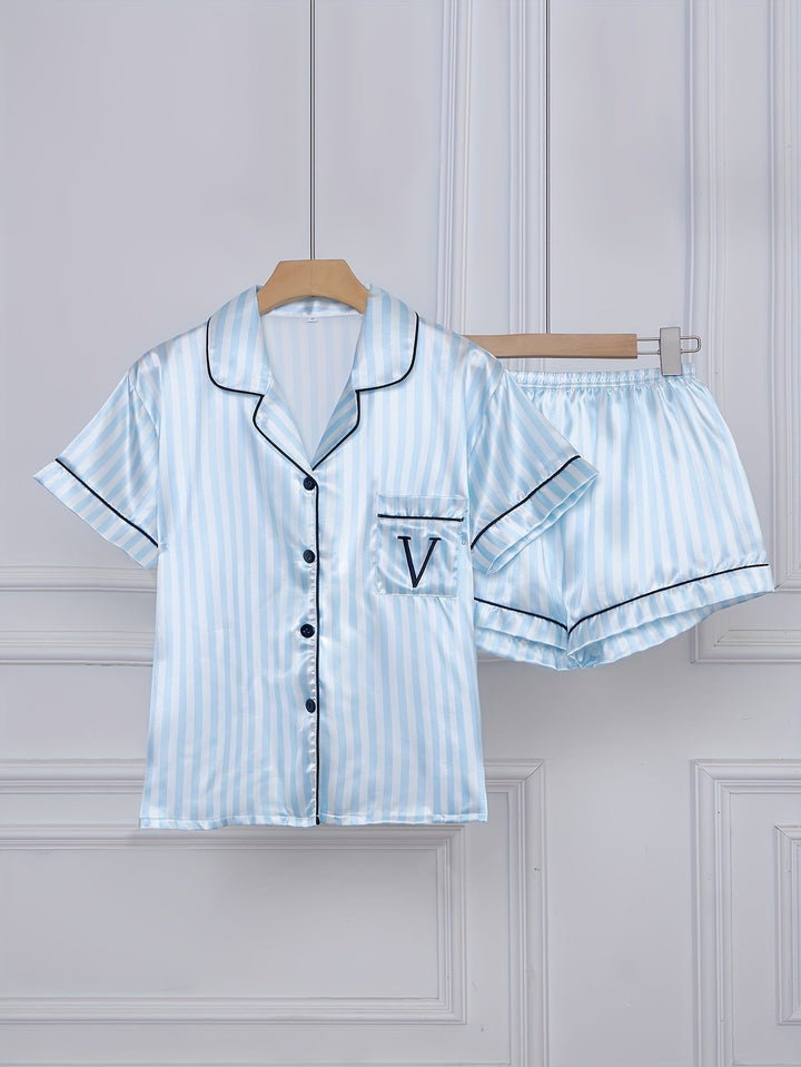 Stilvolles Kurzarm Pyjama Set für Damen mit feinem Streifenmuster, weich & atmungsaktiv für erholsamen Schlaf.