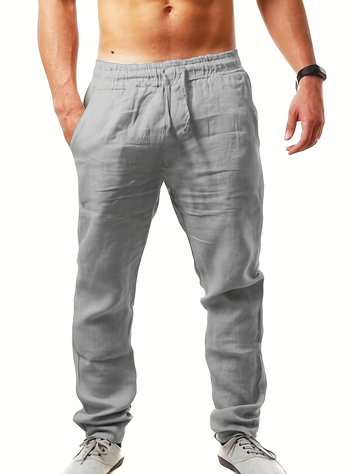 Bequeme Herren Freizeithose Kordelzug, weiß, locker für warme Tage am Strand.