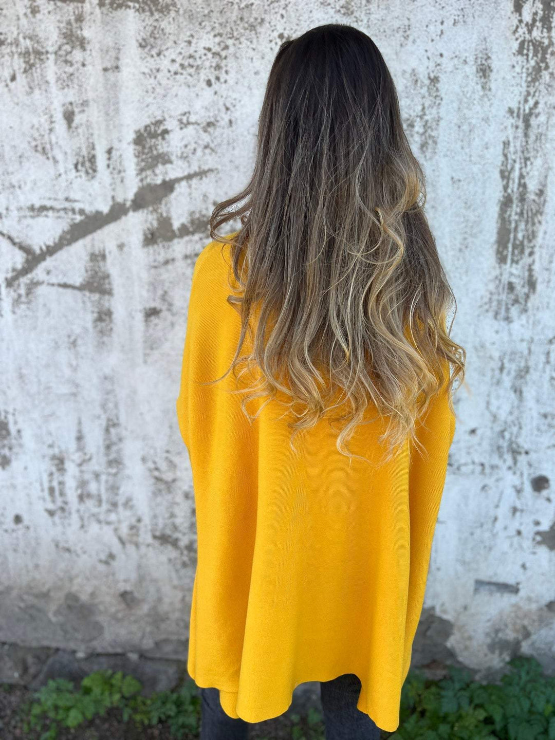Lässig-eleganter Damen Pullover mit V-Ausschnitt. Ein bequemes Langarmshirt für vielseitige Freizeit-Looks.