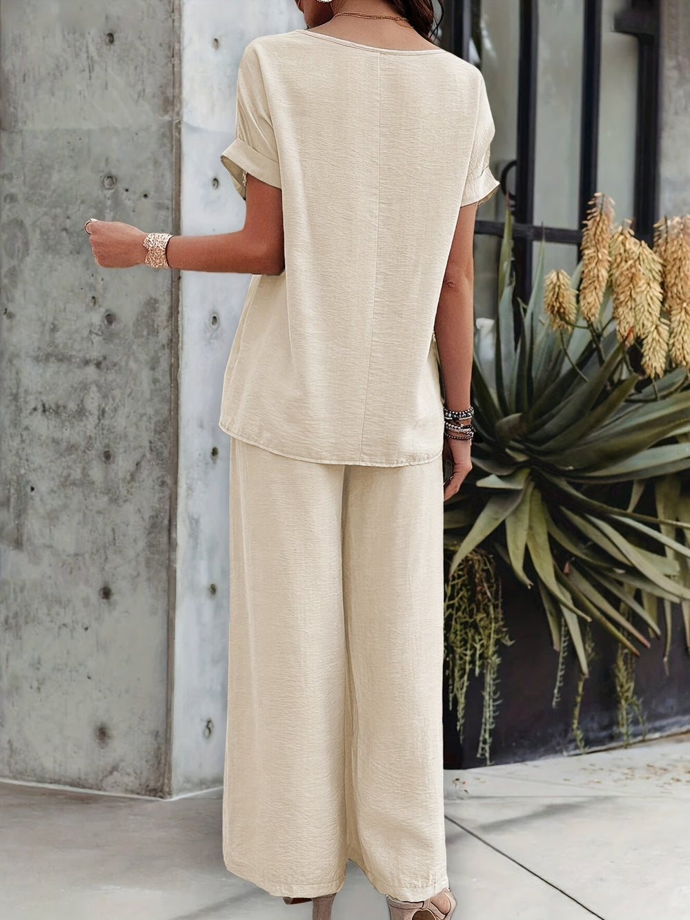 Komfortabler Damen Jumpsuit mit Kurzarm und Häkelspitze. Ideal als Strandoutfit und für entspannte Tage.