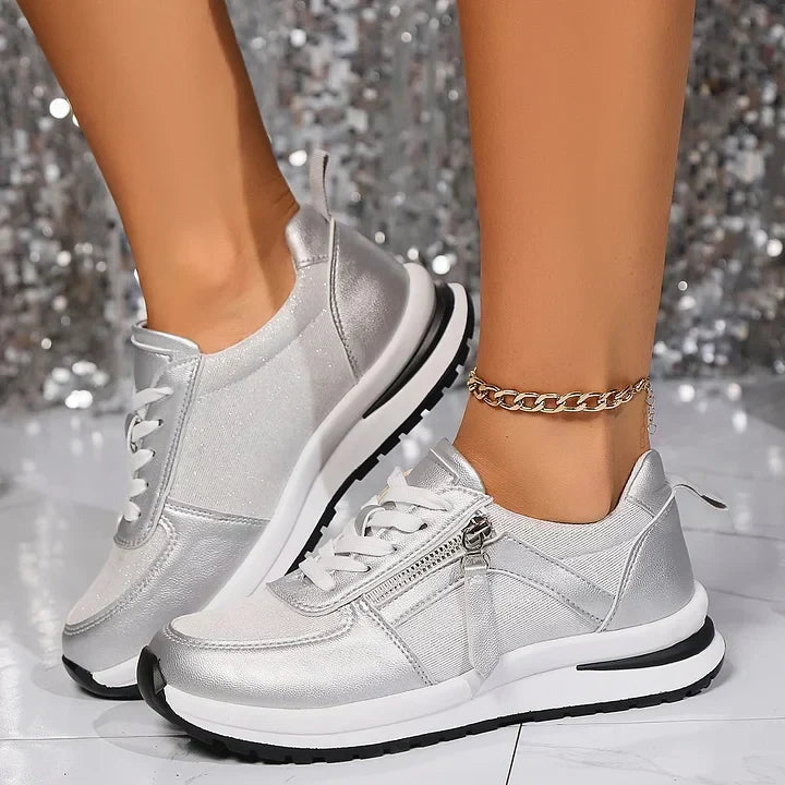 Federleichter Damen Bequemschuh in Silber, mit Reißverschluss. Perfekt für einen modernen & aktiven Lifestyle.