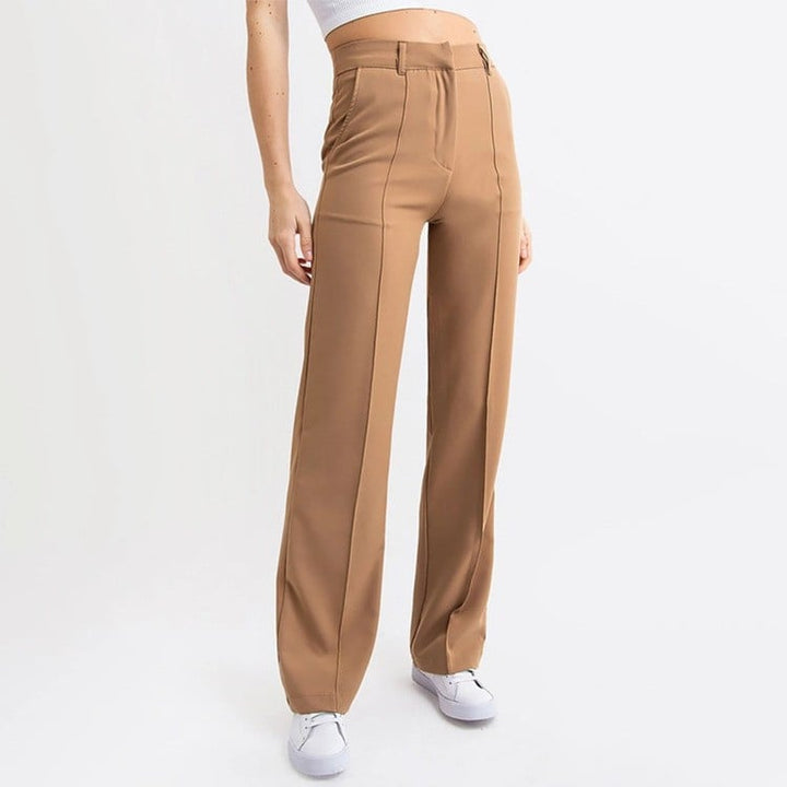 Nahaufnahme des Stoffes der eleganten Damen Businesshose, hoher Bund, gerades Bein, hochwertige Qualität.