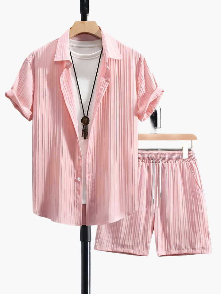 Mann trägt lässiges Herren Sommer Freizeit Set aus Kurzarmhemd & Shorts im Urlaub.