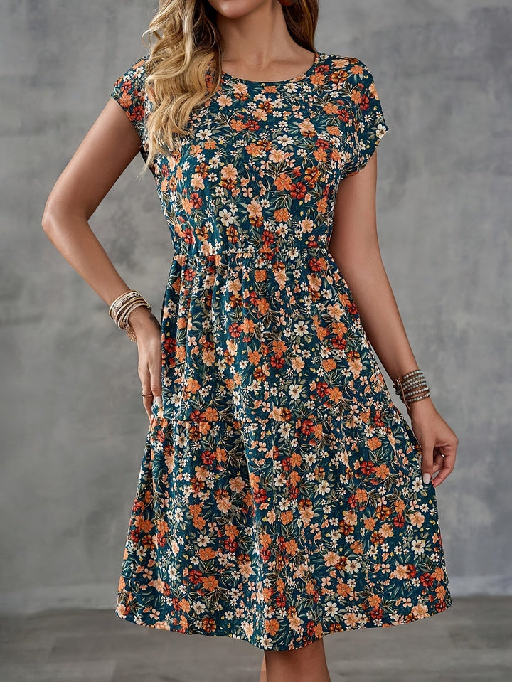 Nahaufnahme: Detailliertes Blumenmuster auf dem Damen Kurzarm-Sommerkleid. Lebendige Farben, leichtes Material.