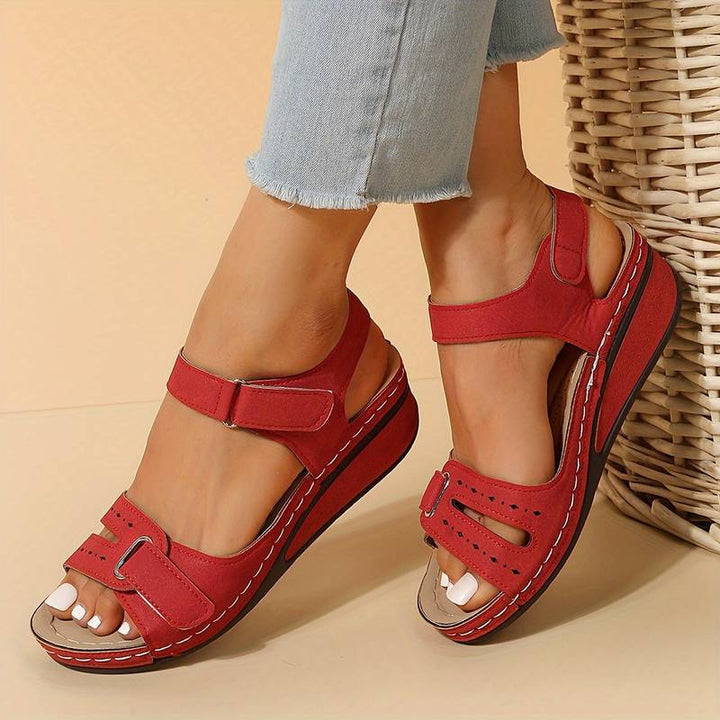 Beige Damenschuhe: orthopädische Sandalen mit fester Fußgewölbestütze für Alltagskomfort.