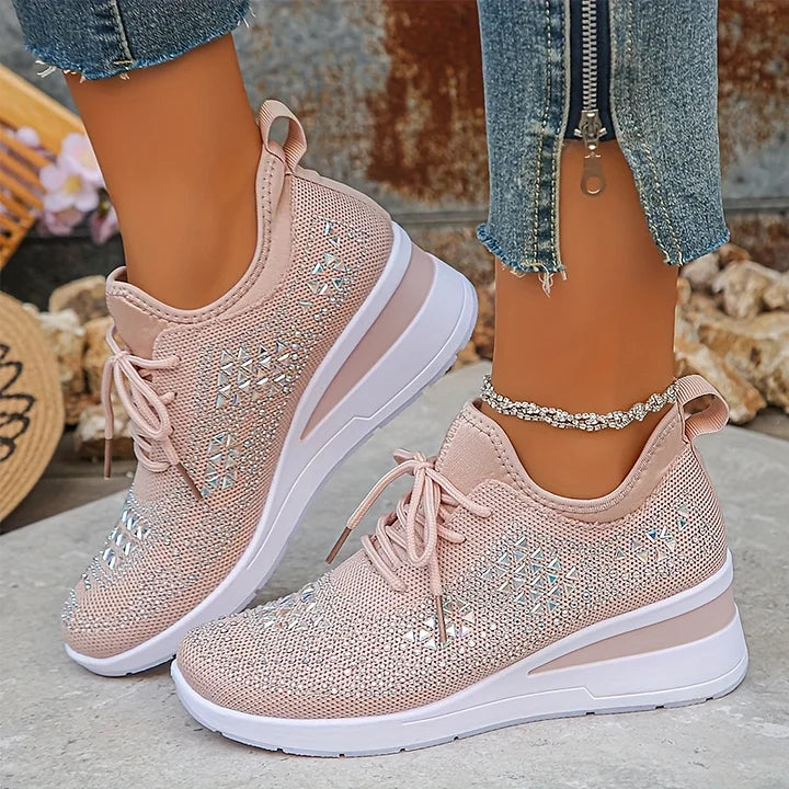 Orthopädische Damen Sneaker in elegantem Design mit funkelnden Strass-Akzenten.