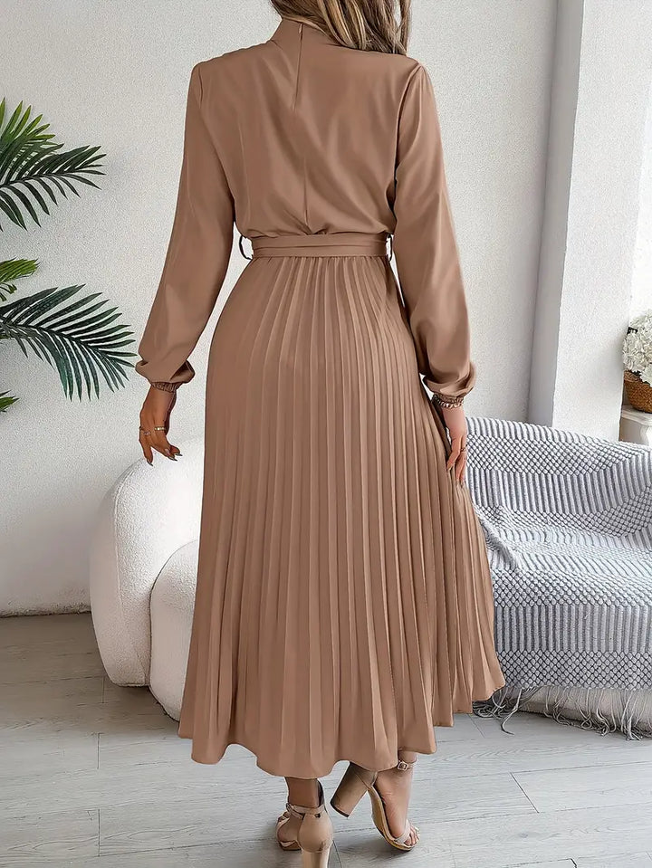 Elegantes Damen Midikleid, plissiert, mit Stehkragen. Ideal für festliche Abende & besondere Anlässe.