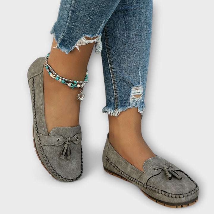 Graue elegante Loafer für Damen, orthopädische Bequemschuhe im Slip-on Stil.