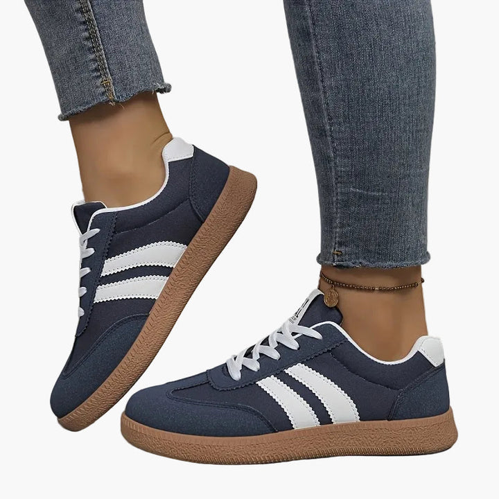 Damen Retro Sneaker in Grün & Blau, bequeme Freizeitschuhe für modischen Streetwear-Stil.