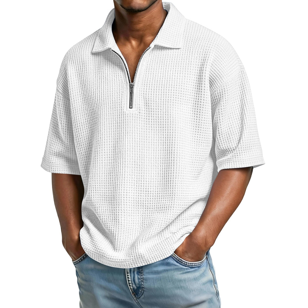 Trendiges Herren Waffelstrick Poloshirt. Bequem & atmungsaktiv, die perfekte Wahl für Casual-Looks im Sommer.