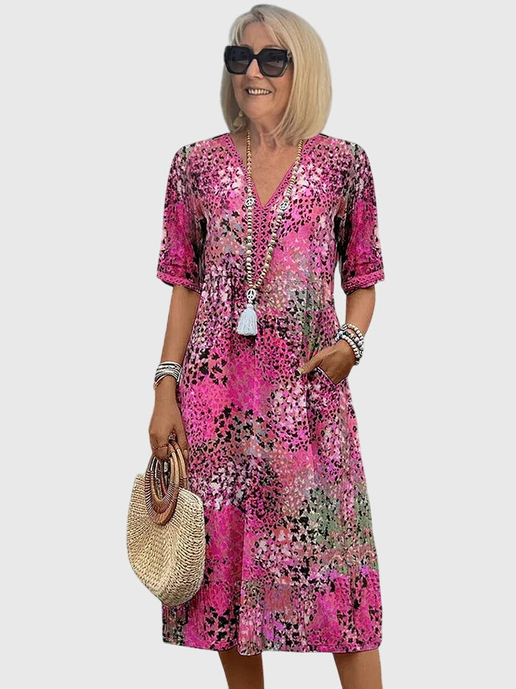 Damen Midi-Kleid mit Allover-Muster, Kurzarm & V-Ausschnitt. Ein bequemes Sommer-Freizeitkleid.