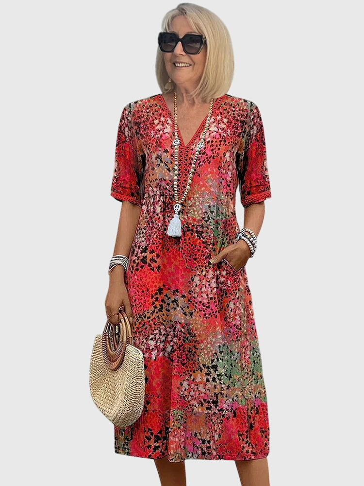 Elegantes Damen Sommerkleid: Gemustertes Midi-Kleid mit V-Ausschnitt und kurzen Ärmeln.