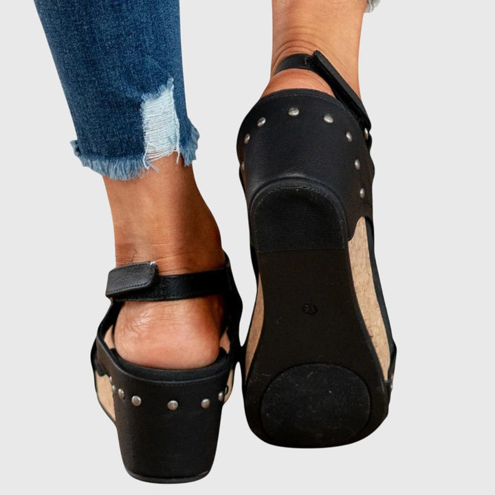 Seitenansicht der bequemen Damensandalen, flach und ergonomisch geformt.