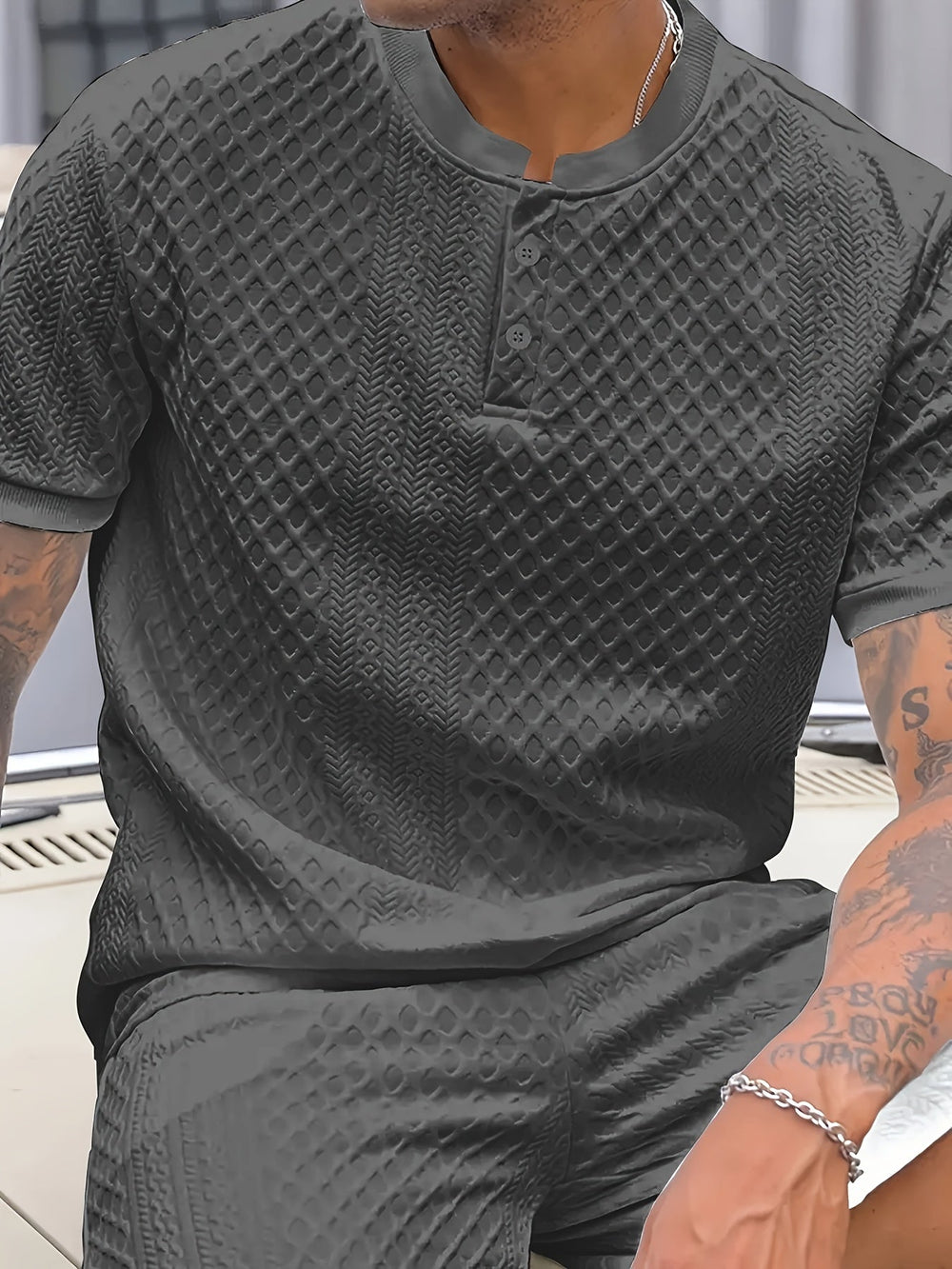 Stylisches Herren Sommer-Set mit strukturiertem Polo-Shirt und bequemen Shorts.