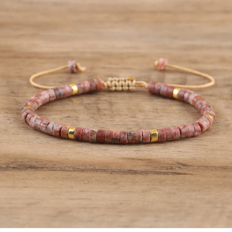 Handgemachtes Damenarmband Seraphina, Naturstein geflochten, elegantes und zeitloses Design.