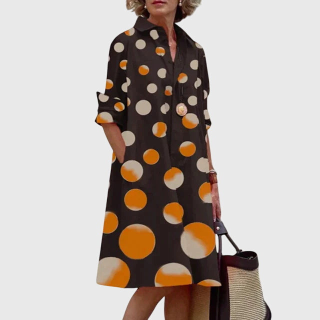 Model posiert lässig im bequemen Damenkleid, Relaxed Fit, betont den modernen, komfortablen Stil.