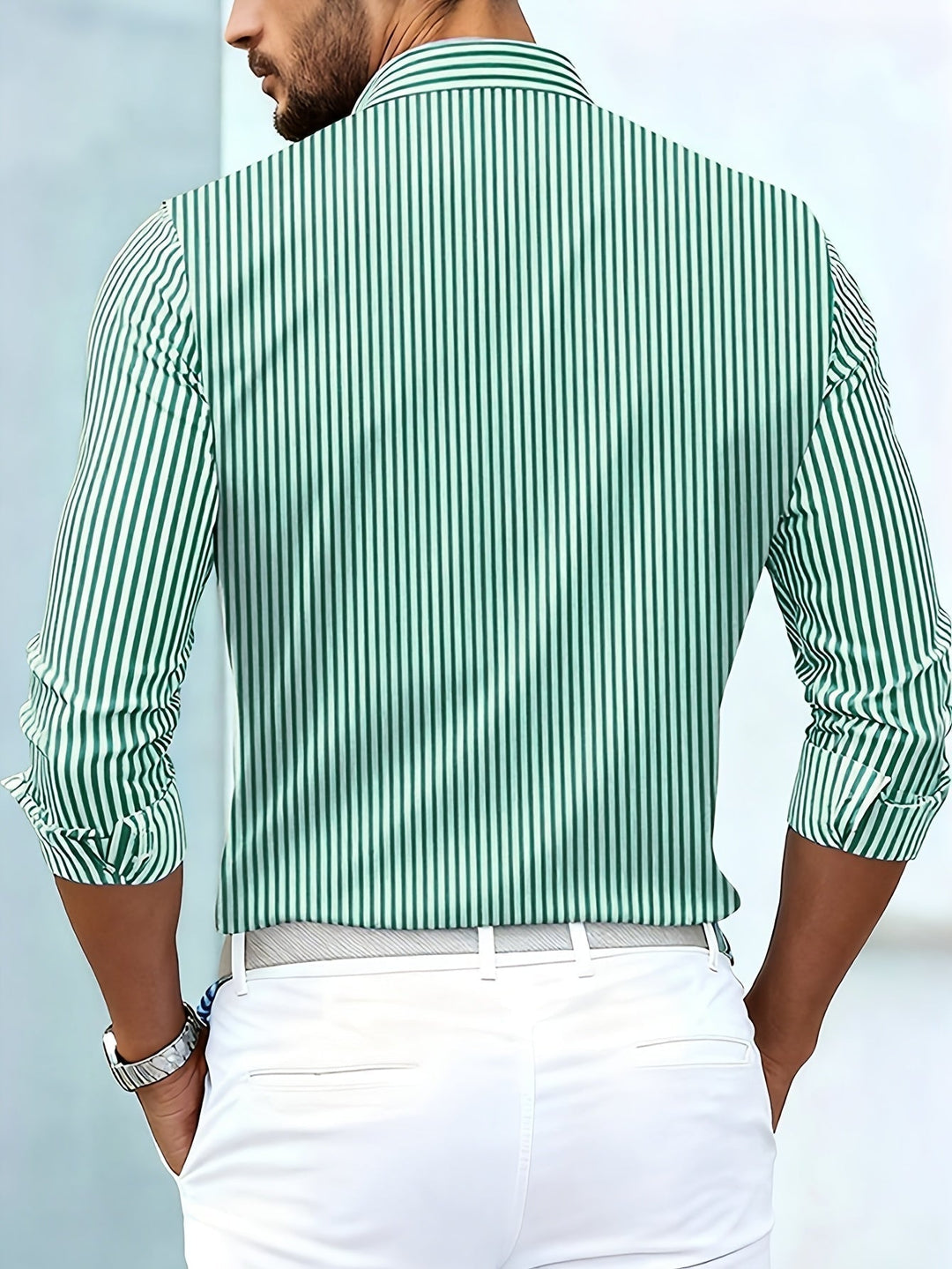 Detailaufnahme des Kragens und der Ärmel des Vintage Streifen Langarmhemds für Herren. Hochwertiges Design.
