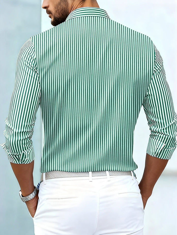 Detailaufnahme des Kragens und der Ärmel des Vintage Streifen Langarmhemds für Herren. Hochwertiges Design.
