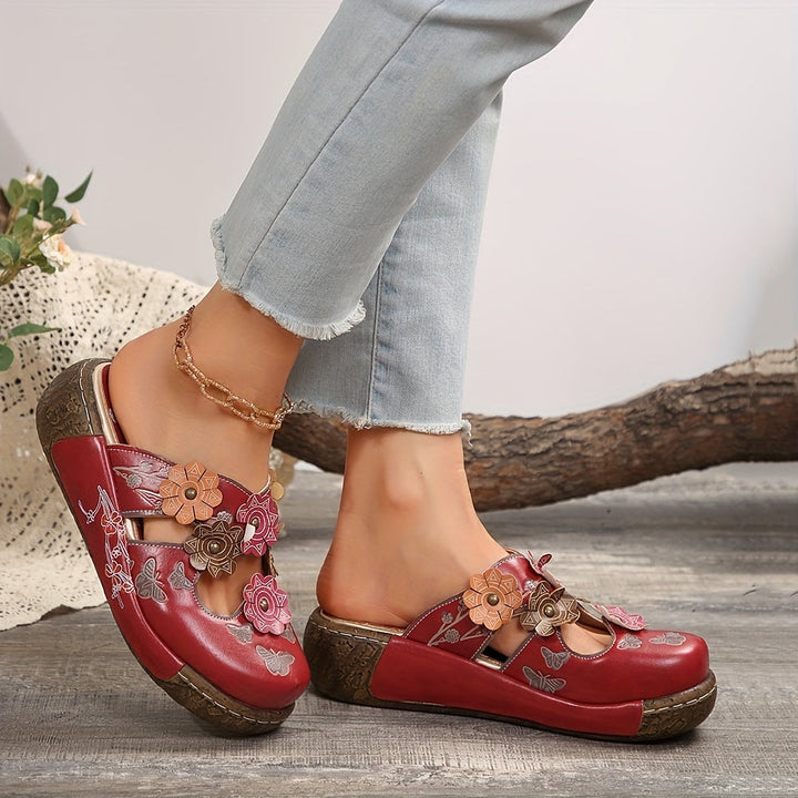Trendige Damen Pantoletten mit Keilabsatz, im Boho-Chic mit Blumen- & Schmetterlings-Verzierungen für den Sommer.