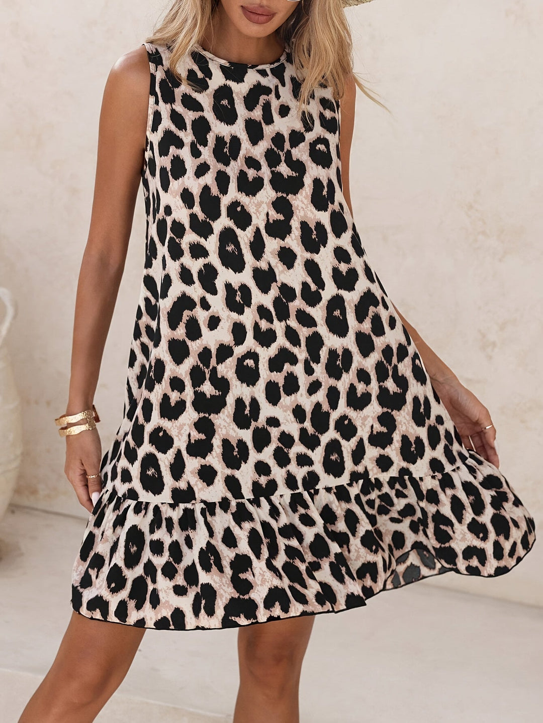 Ärmelloses Freizeitkleid für Damen mit auffälligem Leopardenmuster und schickem Volant-Saum. Elegant & modisch.