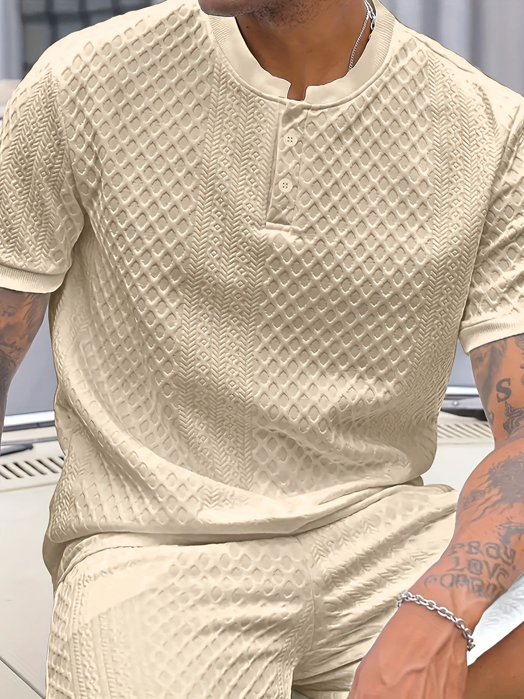 Moderner Herren Freizeit-Look: Kurzarm T-Shirt & Shorts. Ideal für warme Tage.
