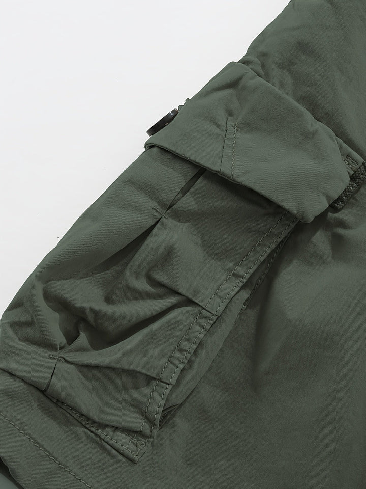 Praktische Reiseshorts für Herren: Funktionale Cargoshorts mit vielen Taschen für unterwegs.