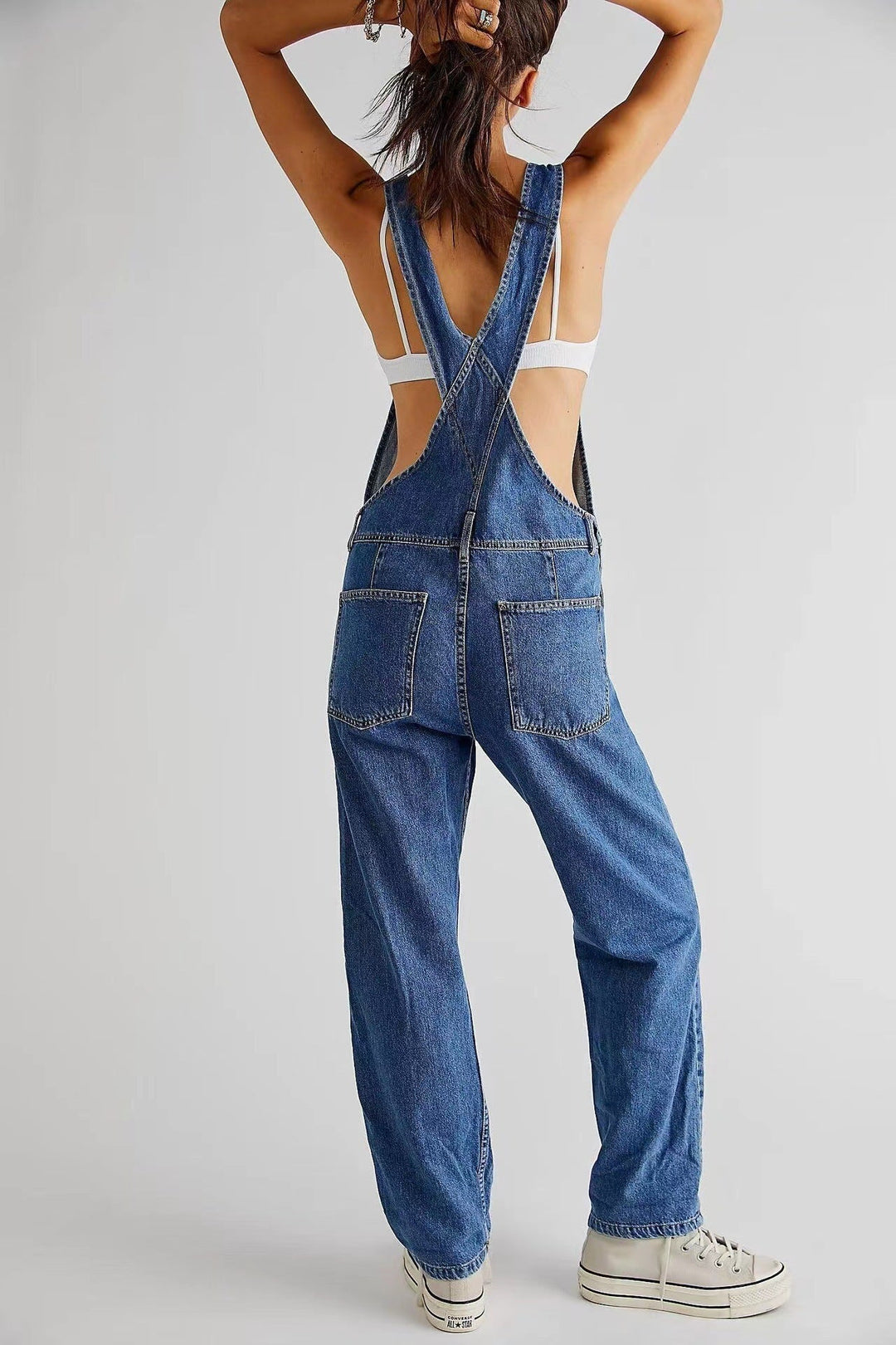 Frau trägt hellblaue Damen Latzhose, Relaxed Fit. Lässiger Sommer- & Frühling-Look für Alltag & Streetstyle. Bequeme Mode.