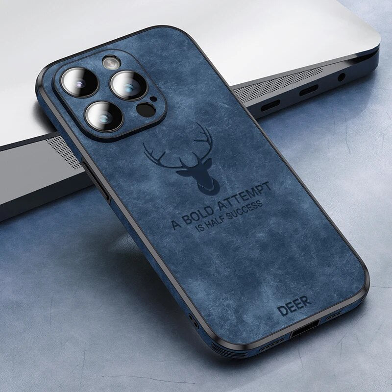 Grüne Wildleder iPhone 15 Hülle mit starkem Kameraschutz, stoßfest und elegant.