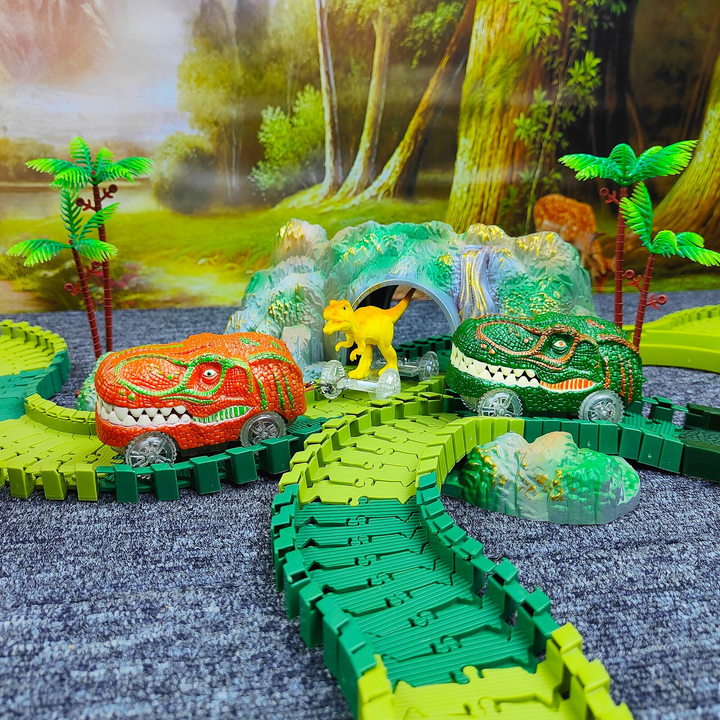 Ein Kind montiert die Schienen des Dino Eisenbahnsets; Motorik und Problemlösung werden gefördert.