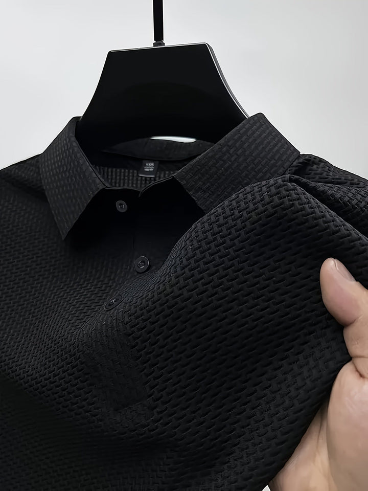 Elegantes Herren Polohemd für den Alltag, atmungsaktiv und bequem für warme Tage.