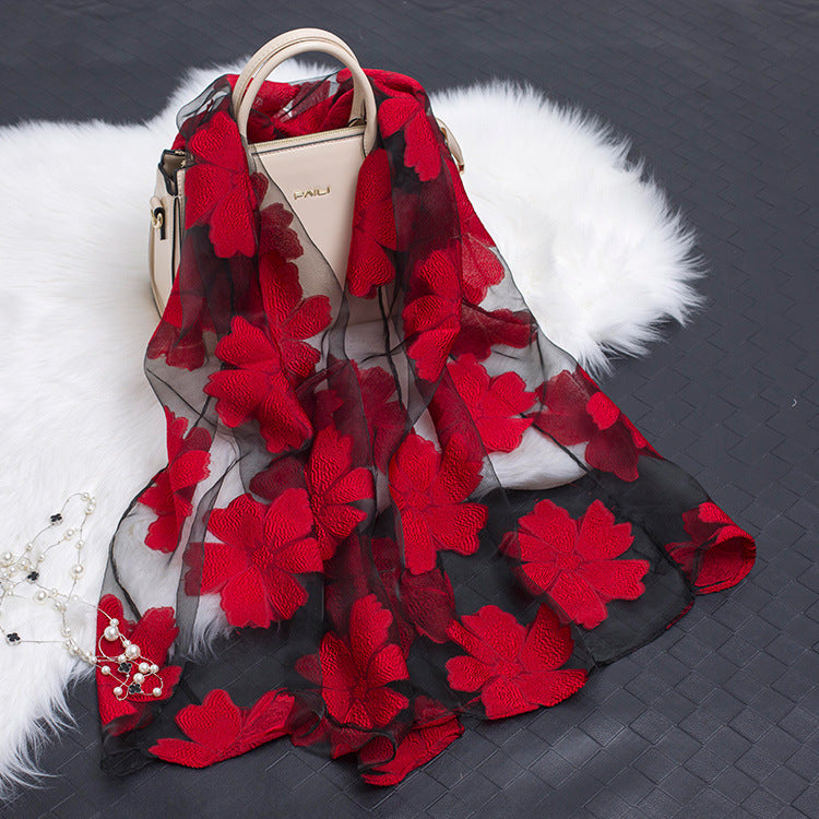 Damen Frühling/Sommer Accessoire: Seidenschal mit Blumen und Cut-out-Design, sehr feminin.