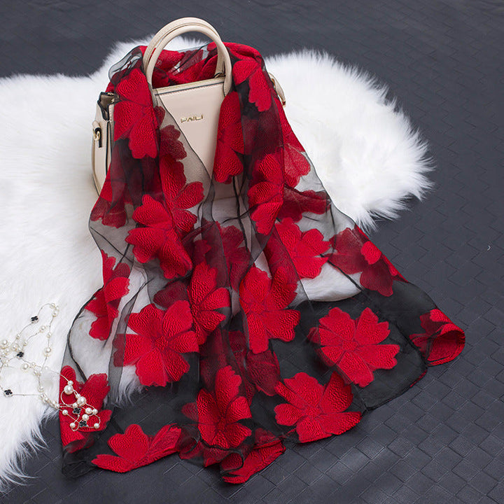 Damen Frühling/Sommer Accessoire: Seidenschal mit Blumen und Cut-out-Design, sehr feminin.