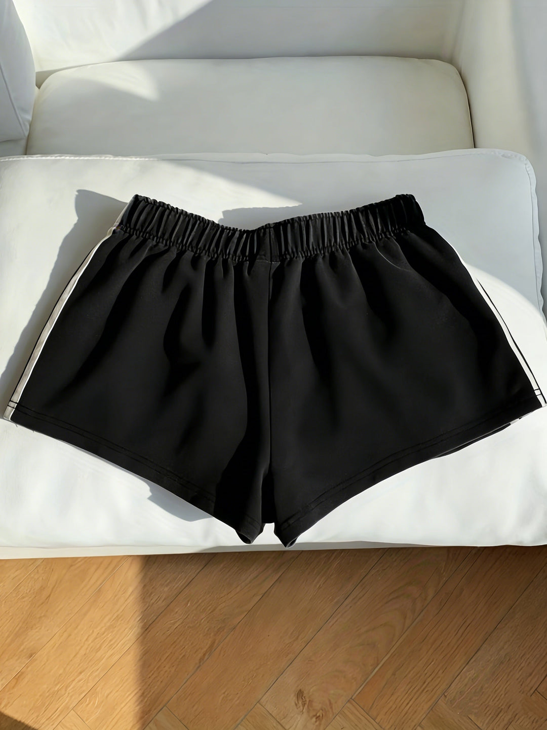 Lässige Damen Sport Shorts mit Streifen. Ideal als Fitness- oder Freizeitshorts mit Komfort-Bund.