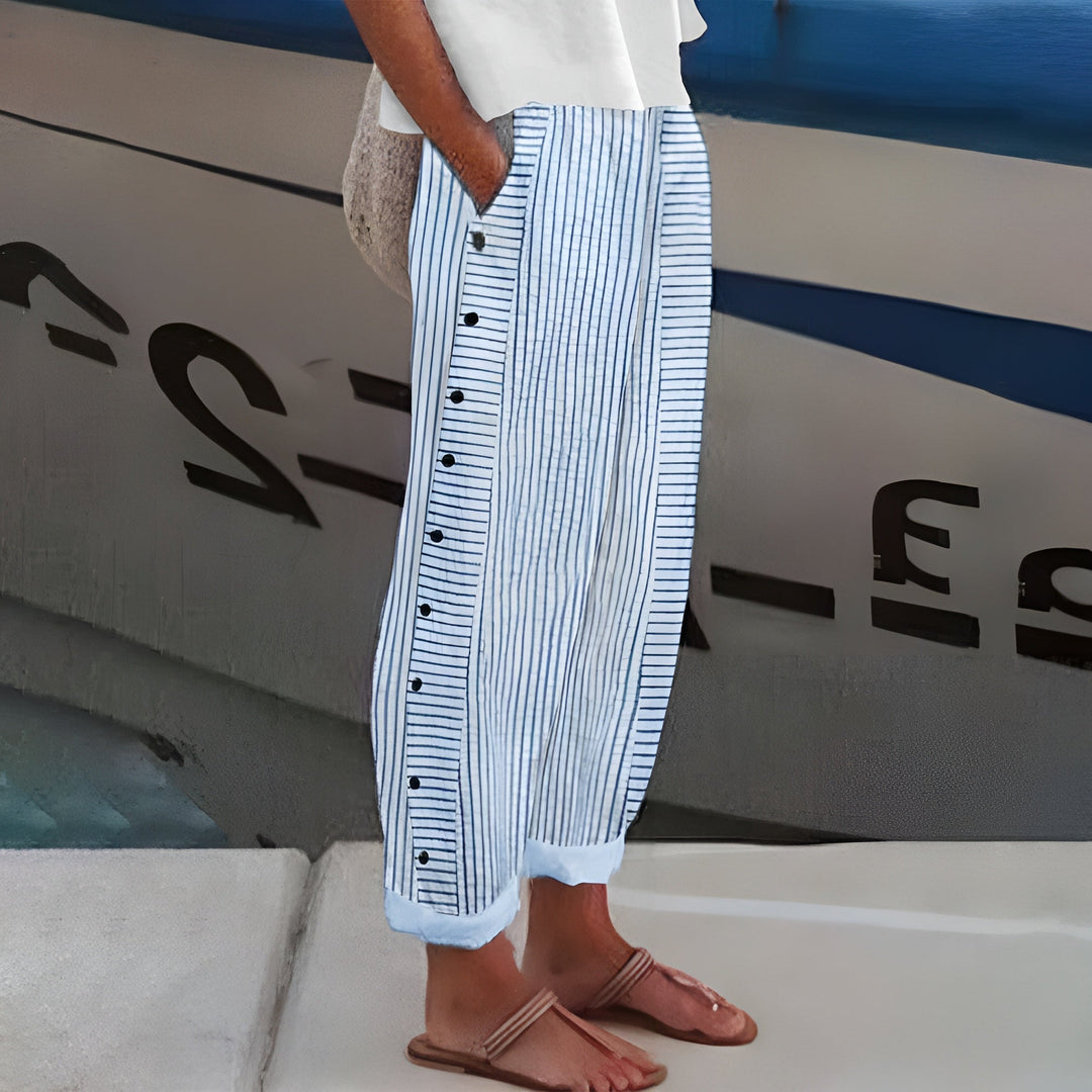 Blaue Damen Sommerhose, locker geschnitten, bequem für warme Tage, mit elastischem Bund & praktischen Taschen.