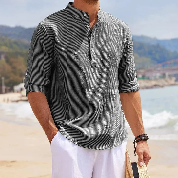 Nahaufnahme des Stehkragens und der Knopfleiste eines Herren Langarmshirts. Zeitloser Stil, modern und komfortabel.