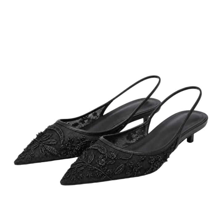 Stylische Damen Pumps mit hohen Absätzen, eleganter Spitze und detailliertem Blumenstickerei-Design.