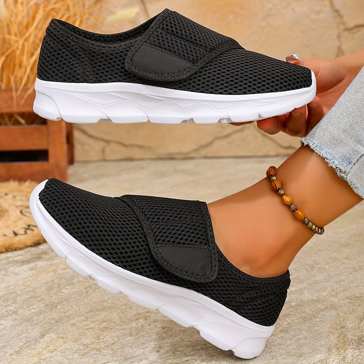 Atmungsaktive beige Damen Slip-On Sneaker, leichte Alltagsschuhe, perfekt für warme Tage.