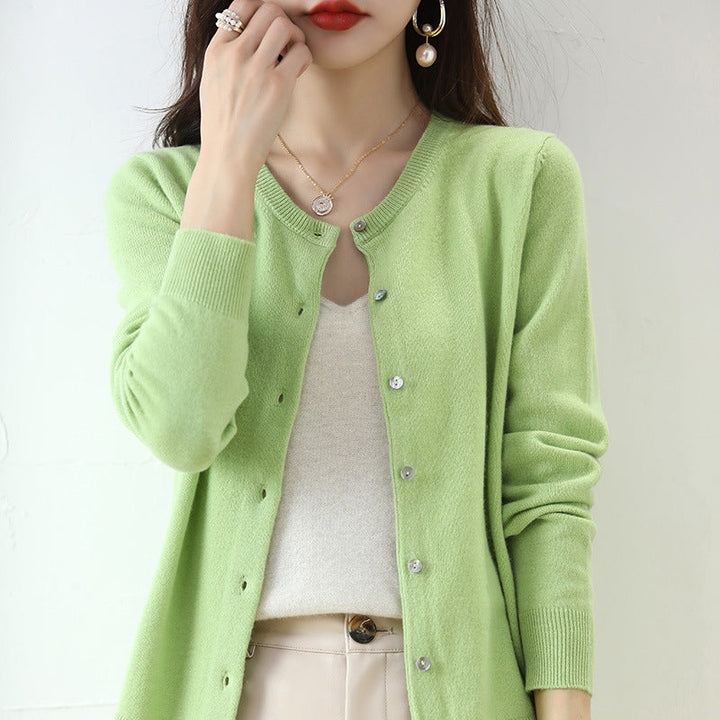Nahaufnahme des Knopfverschlusses an der weichen Damen Strickjacke. Feinstrick und dezente Knöpfe.