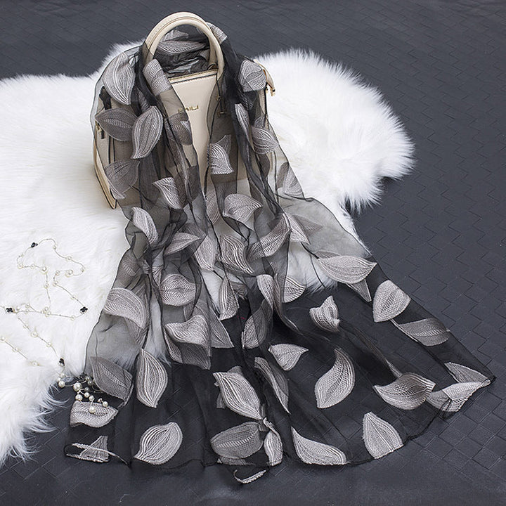 Damen Seidenschal mit Blumenmuster und einzigartigen Cut-outs, für einen frischen Look.