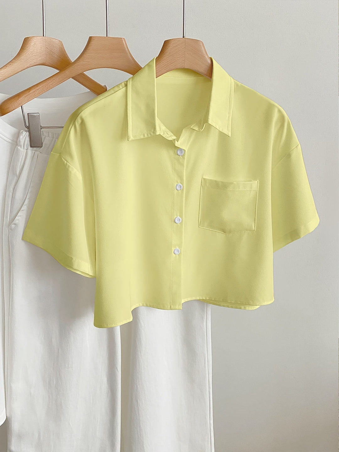 Damen Cropped Kurzarm Bluse, modern & lässig, ideal für Sommer Freizeit Looks.