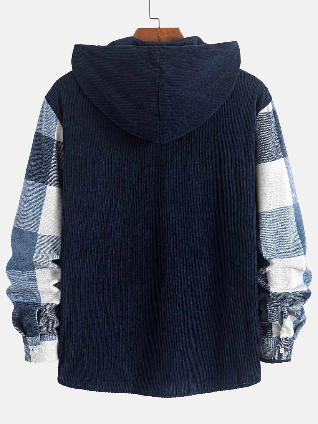 Lässige Herren Hemdjacke, kariertes Design, Kapuze, Brusttaschen, Herbst-Outfit.